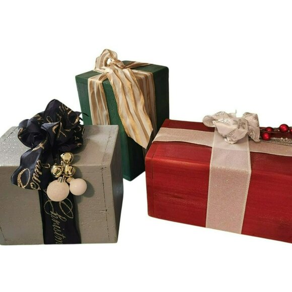 Handcrafted Wooden Holiday Gift Boxes Set Of 3 Cedar Festive Decor - Picture 3 of 3